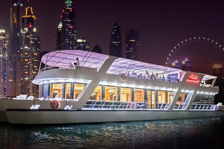 Naviguez le long de la côte de la marina de Dubaï