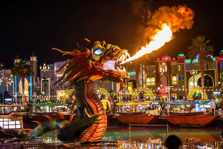 Un dragon crachant du feu la nuit dans le Global Village