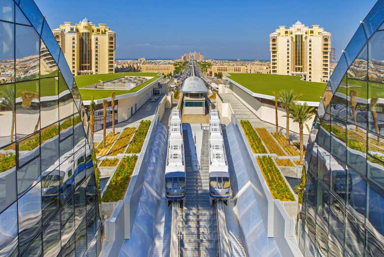 Prêt pour un trajet dans le monorail de Palm Jumeirah
