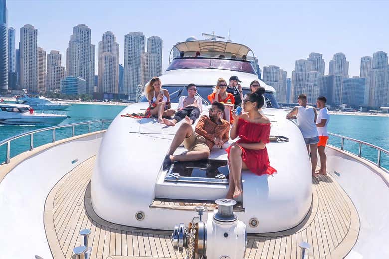 Groupe d'amis sur le pont du bateau