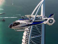 Hélicoptère survolant Dubaï