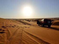 Coucher de soleil dans le désert dans un Hummer H2