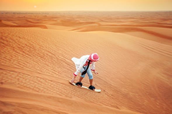 Sandboard dans le désert de Dubaï